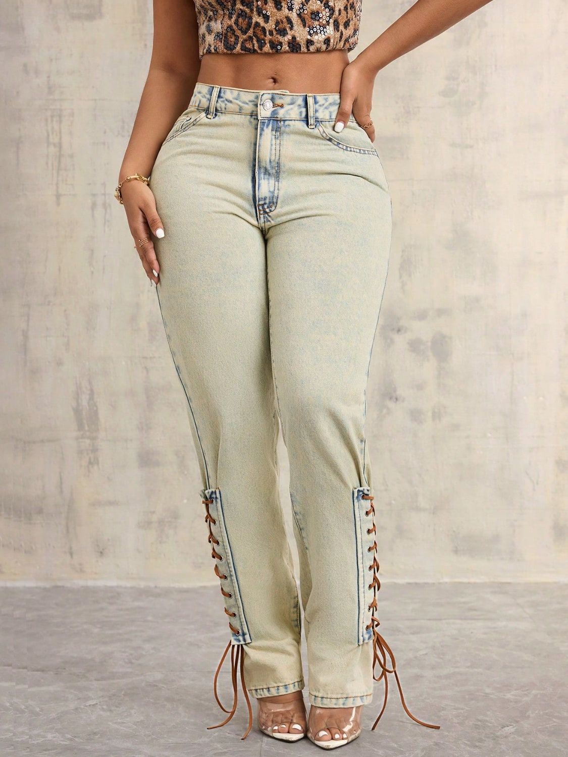 Lilly - Lace-Up High Rise Jeans med knappar och fickor