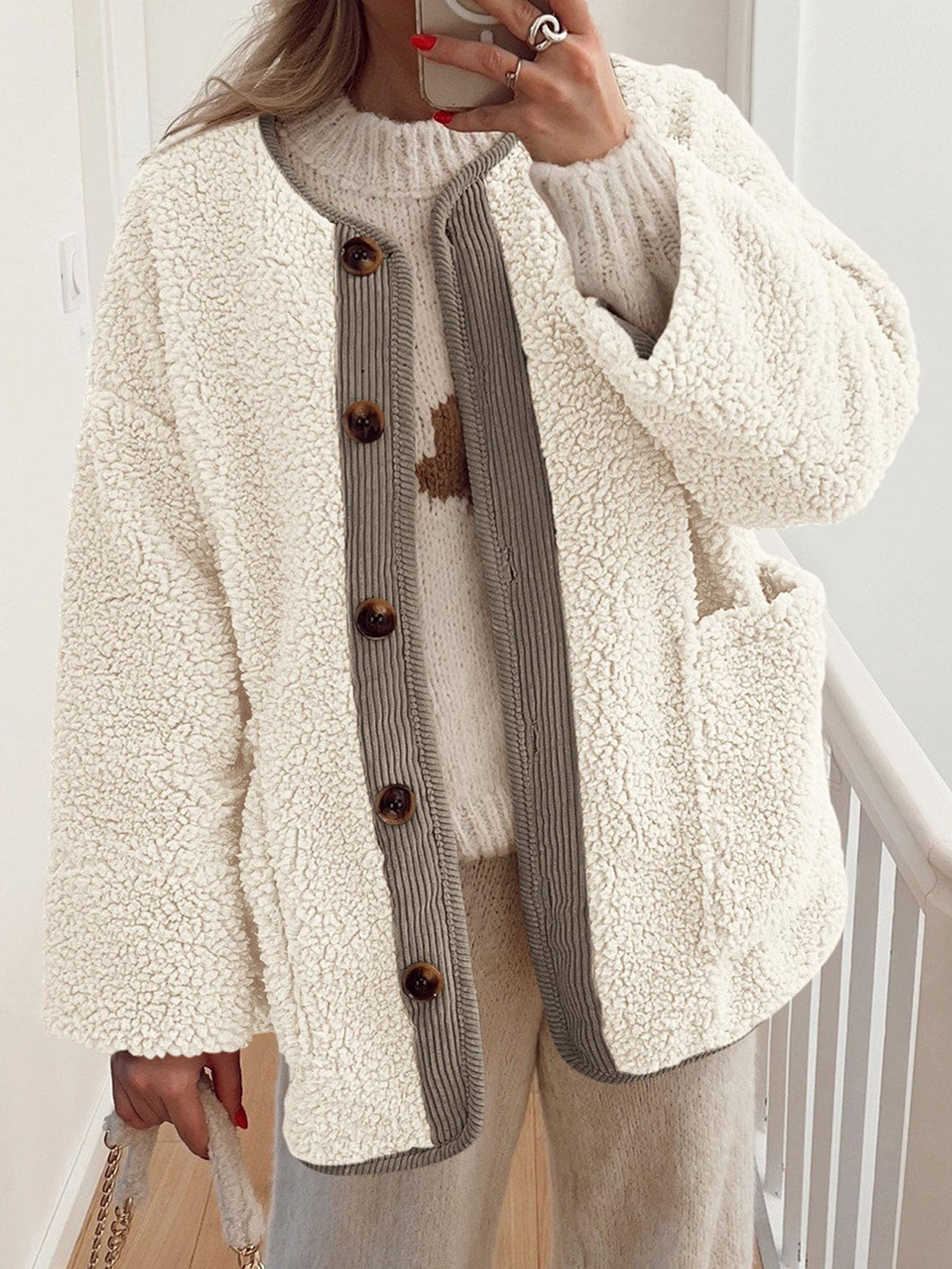 Maja – Sherpajacka med kontrastknappar och fickor i mysig design