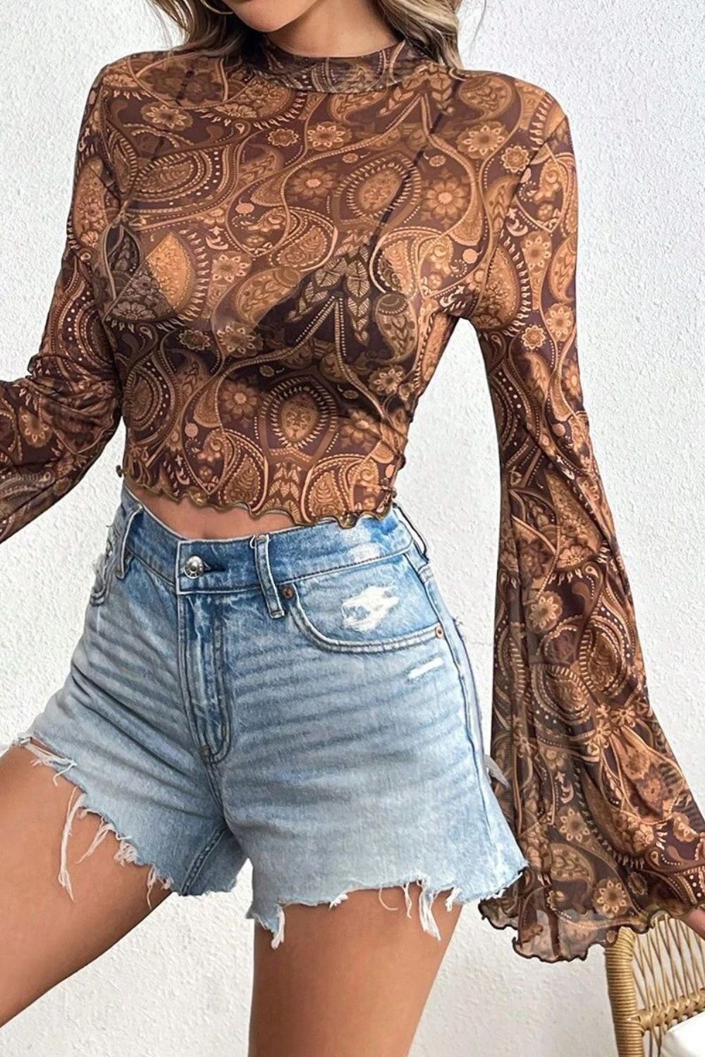 Nessa - Tryckt mock neck blus med flare ärmar och stil