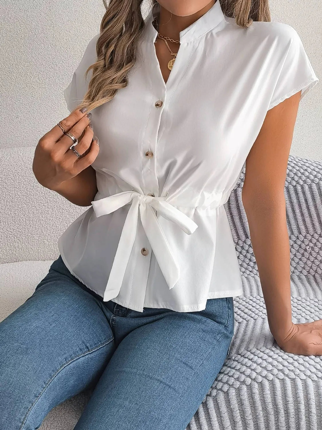 Leah - Notched short sleeve blouse med knytning och knappar