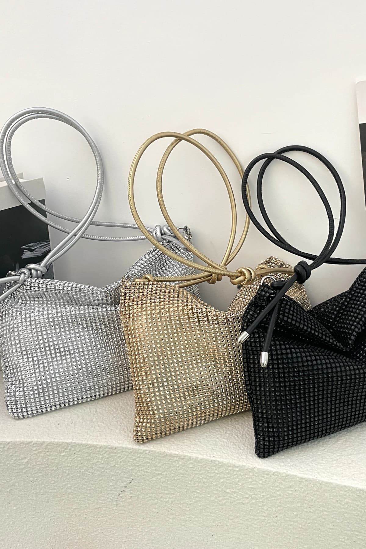 Nora - Rhinestone Knotted Strap Crossbody Bag med stilren design