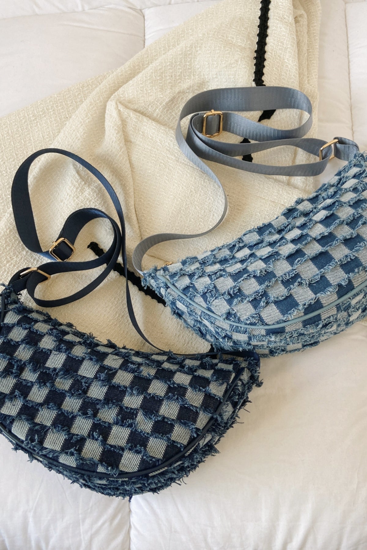 Thea - Raw Hem Rutig Denim Crossbody Väska i Liten Storlek