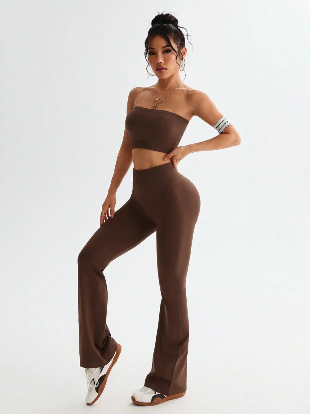 Meja - Sportigt set med tube top och hög midja flare byxor