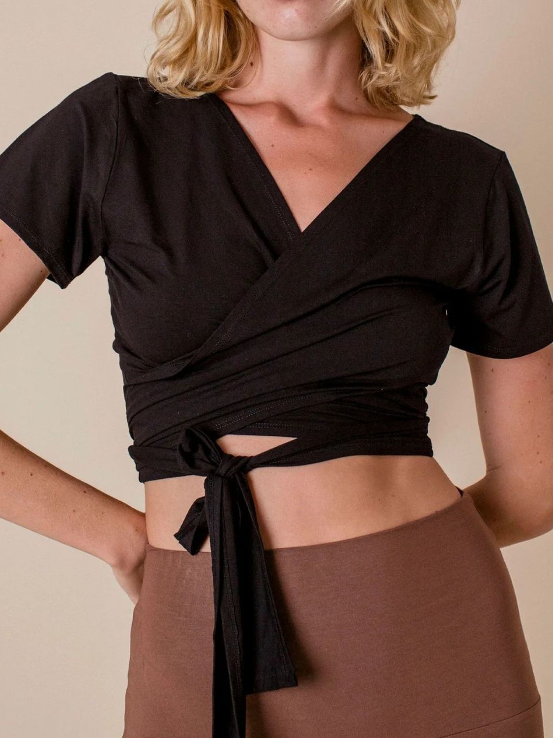 Felice - Tied Surplice Short Sleeve Top med elegant design