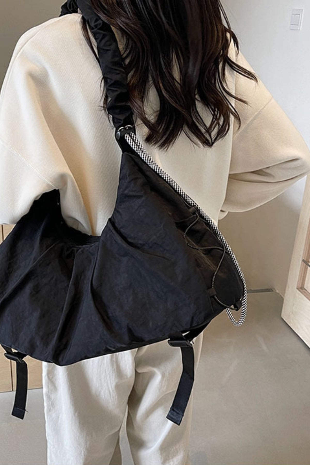 Selma - Praktisk Drawstring Strap Ruched Crossbody Bag