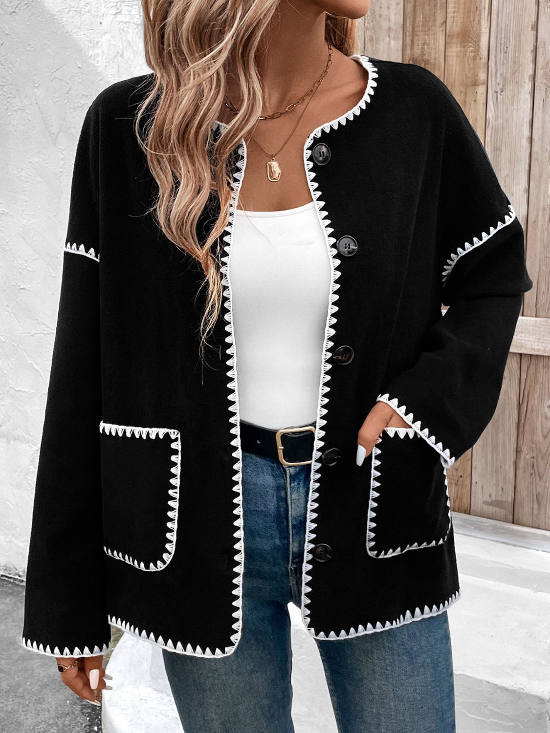 Freja – Jacka med kontrastknappar, fickor och stilren design