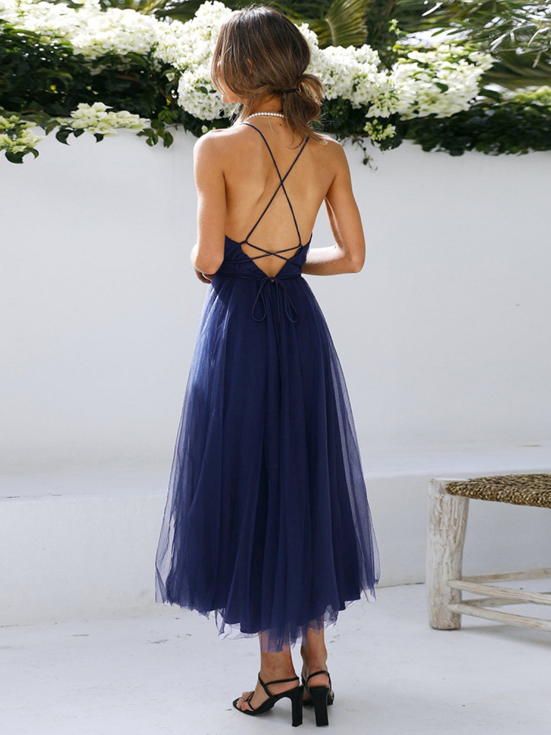 Alexandra - Backless Crisscross Sleeveless Midi Dress med stilren design