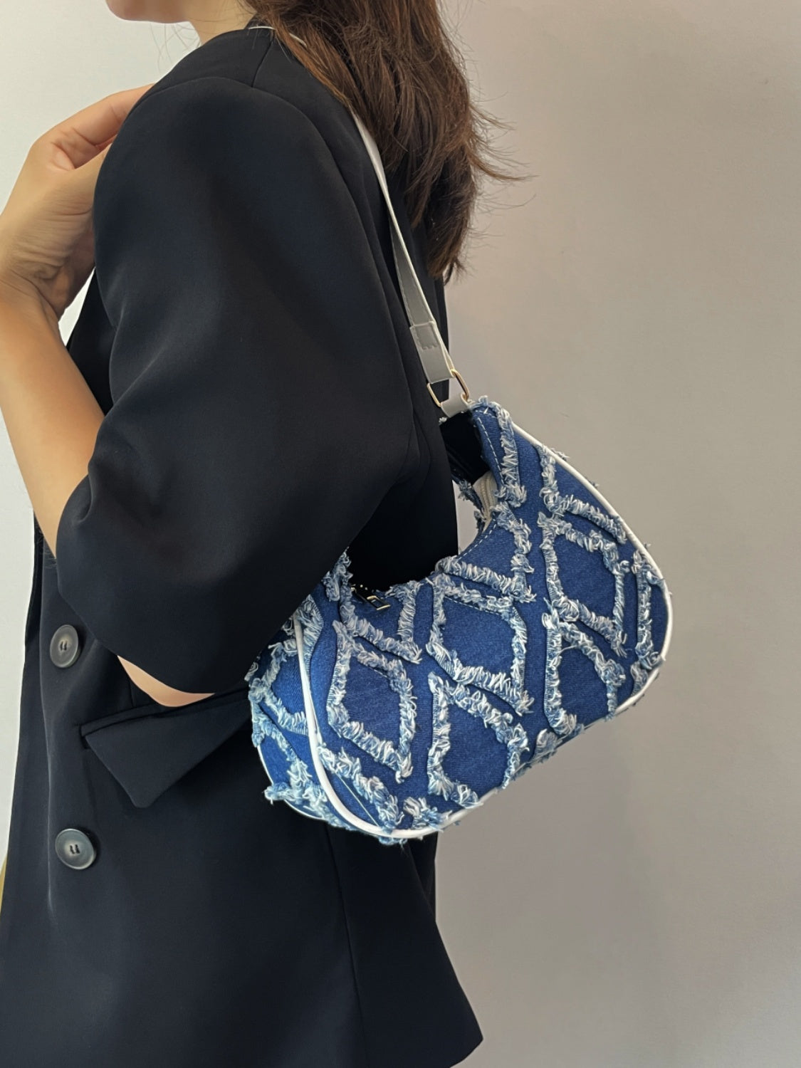 Ronja - Raw edge cloth shoulder bag i stilren design