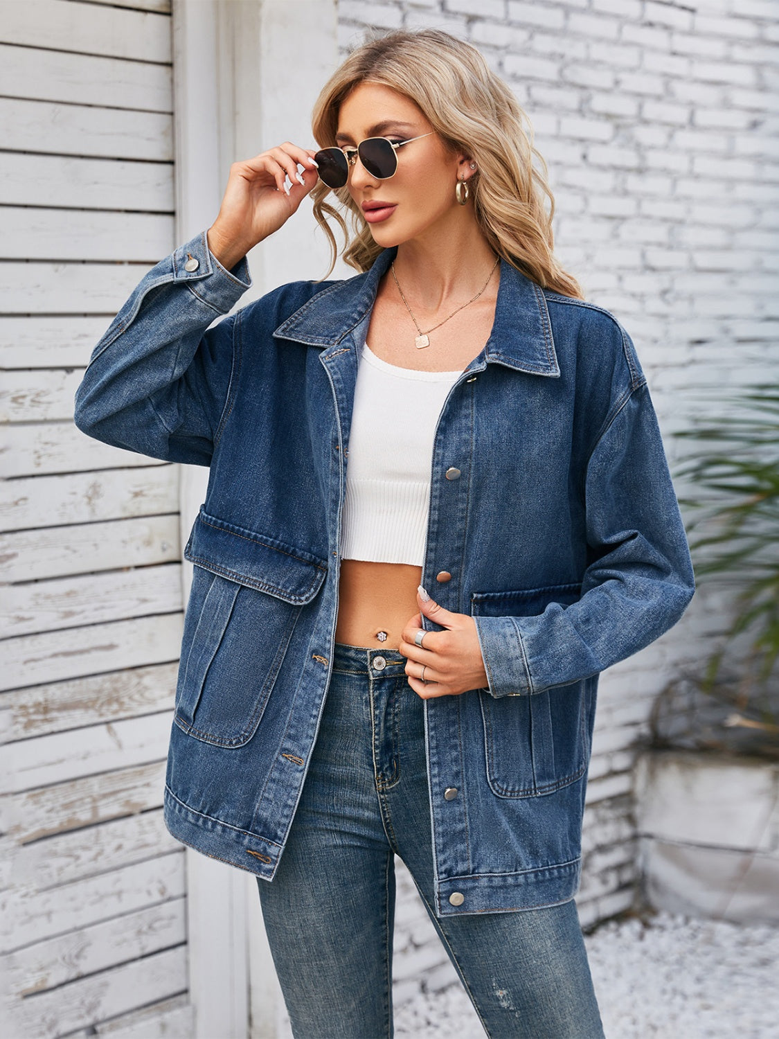Julia – Jeansjacka med knäppning, lång ärm och moderna detaljer