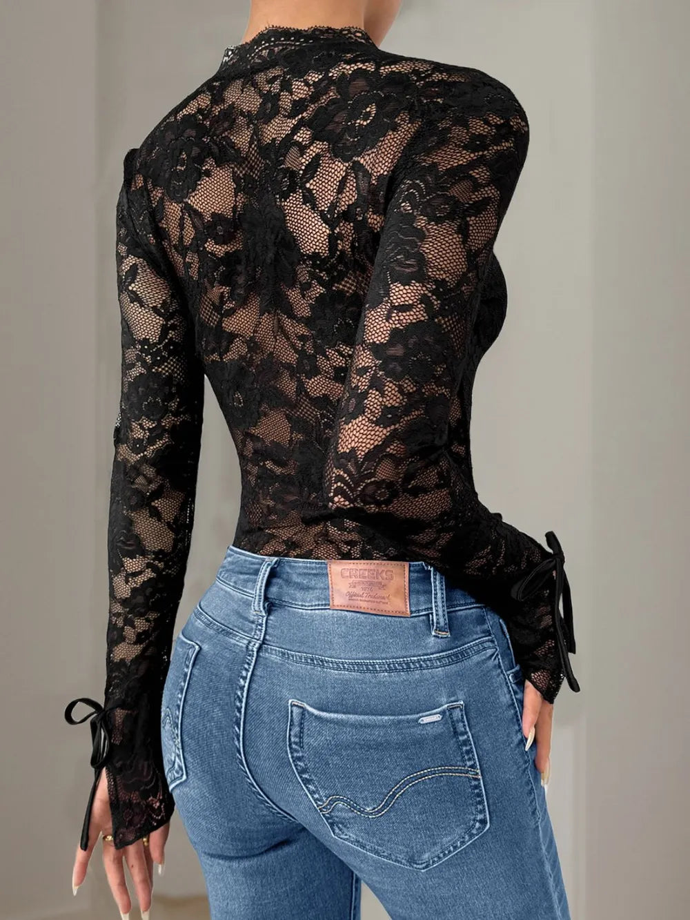 Saga - Perfee Lace V-Neck Long Sleeve Bodysuit med spetsdetaljer
