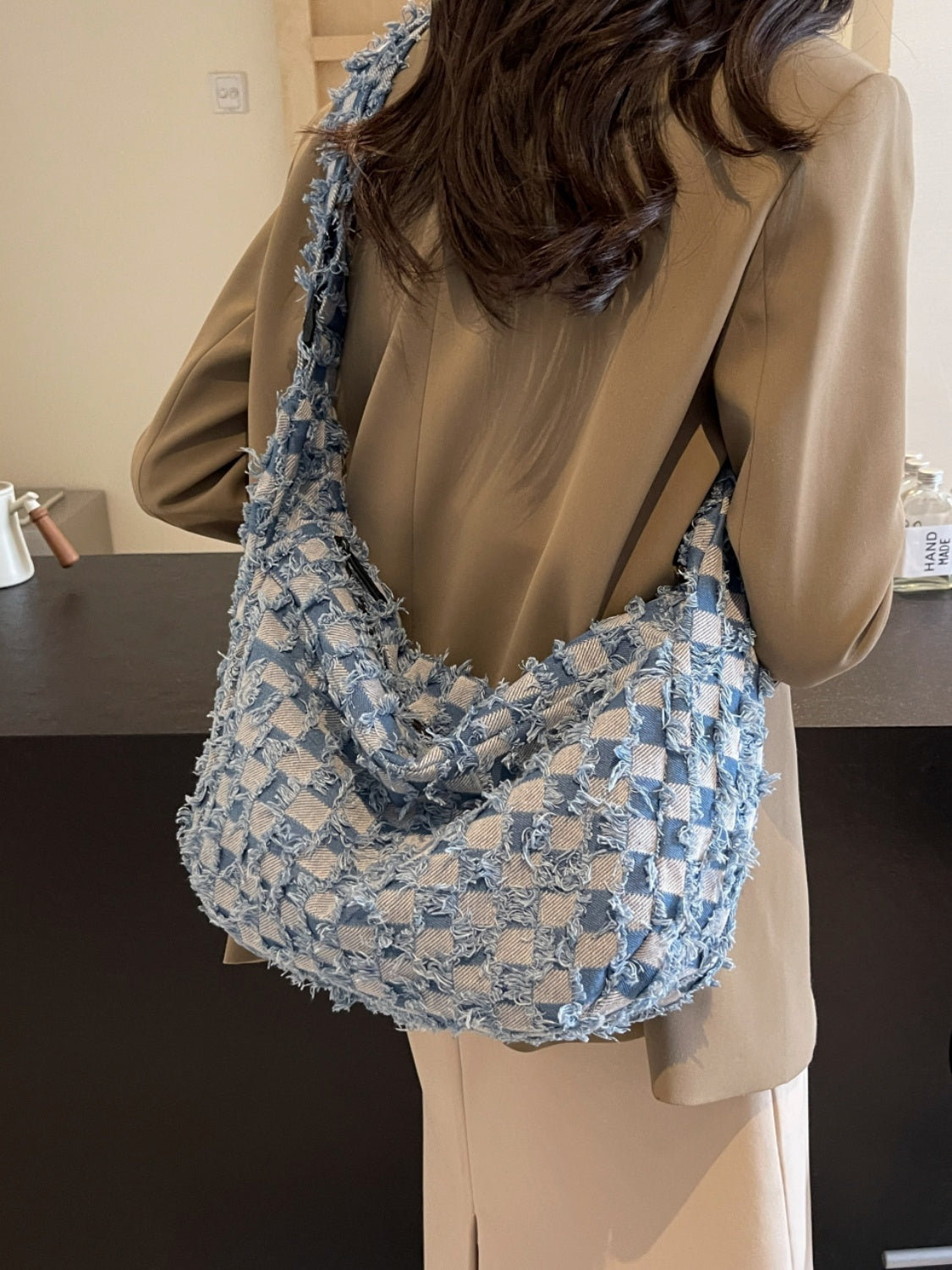 Alicia - Checkered Raw Edge Denim Shoulder Bag i stilren design