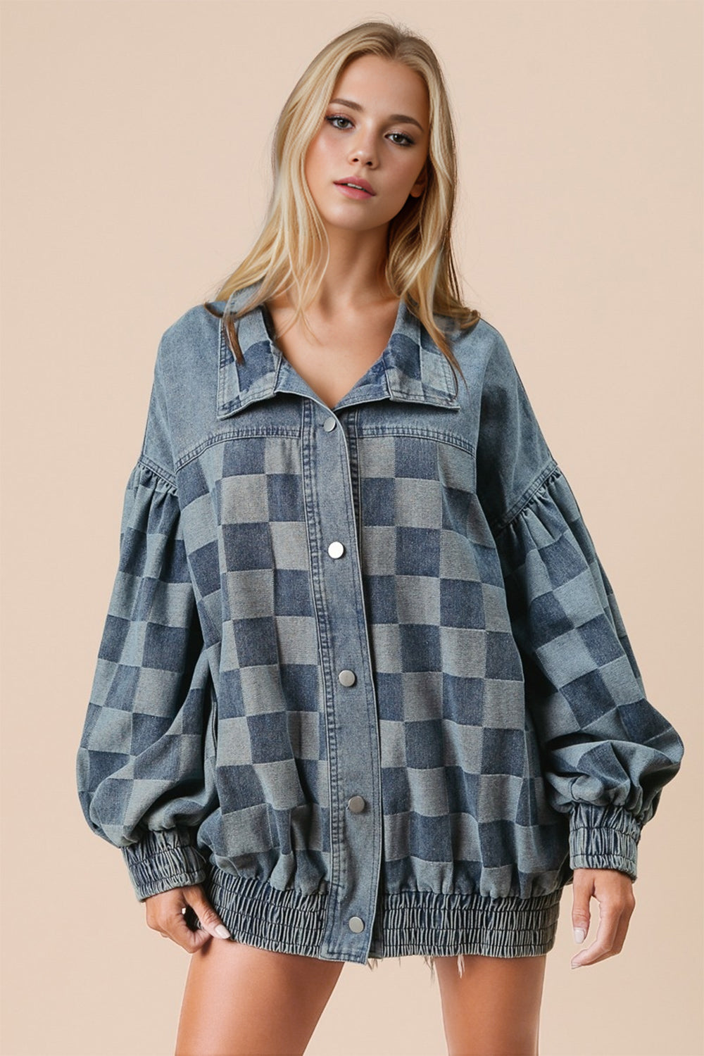 Tess – Rutmönstrad jeansjacka med knappar och stilren design