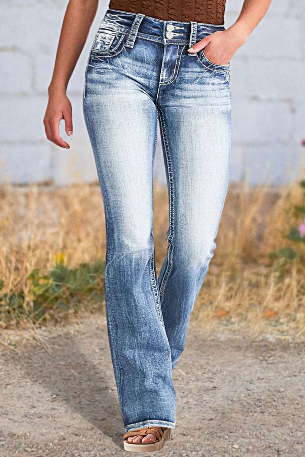 Alma - Stjärnbroderade bootcut jeans med bekväm passform