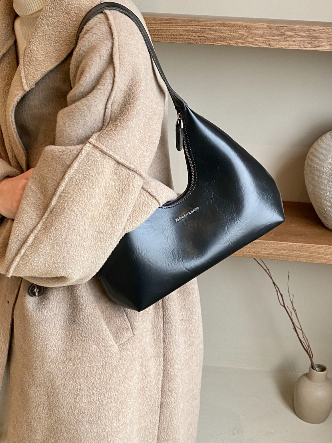 Isabelle - Moon Shape Shoulder Bag i modern design