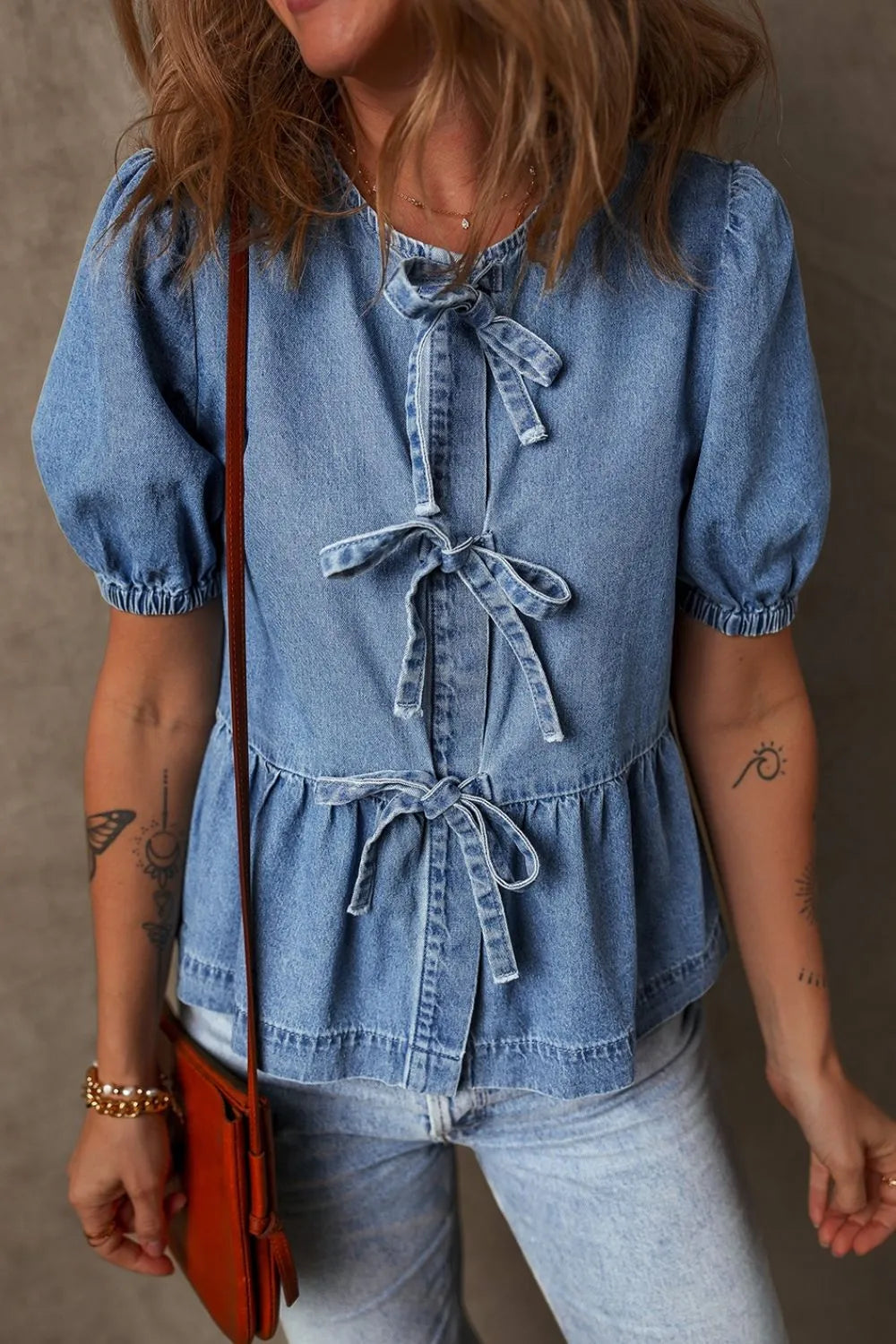 Amanda - Tied front puff sleeve peplum denim shirt med stil