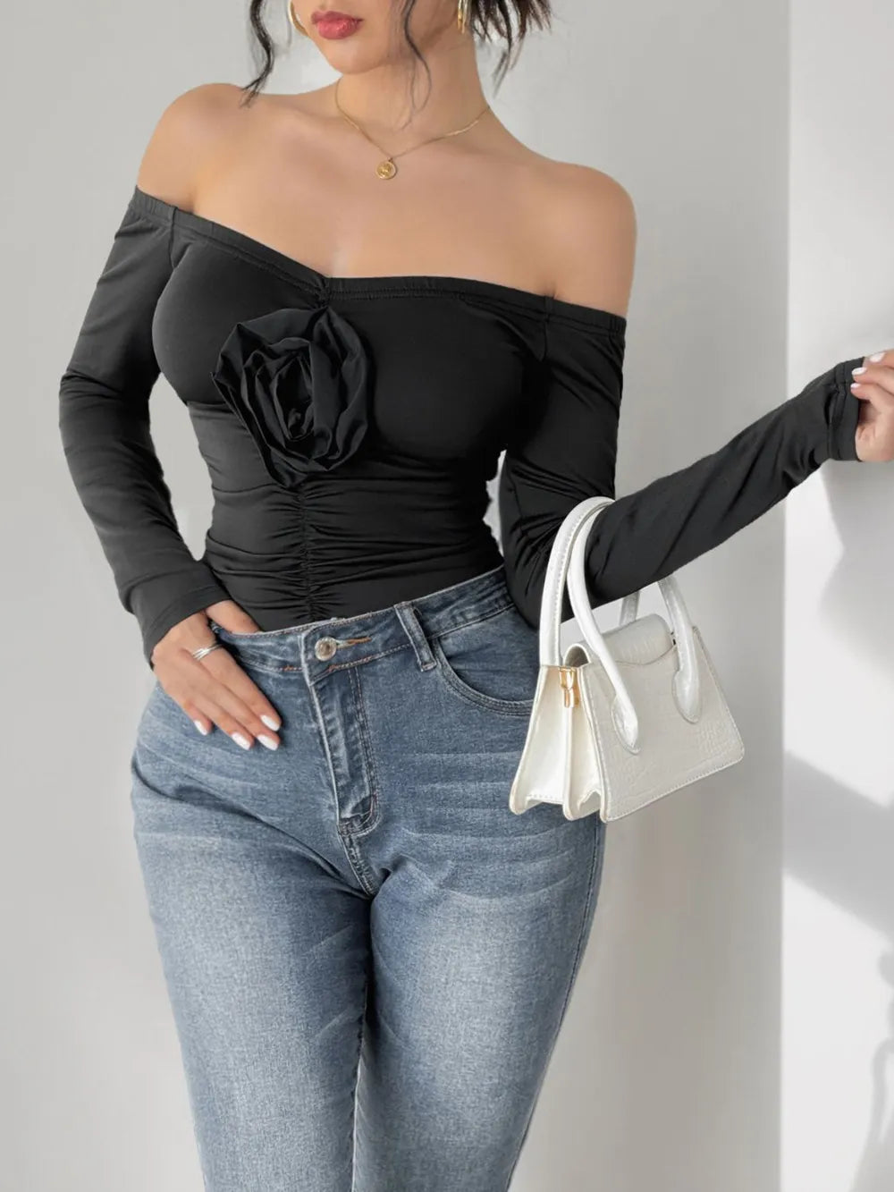 Ulla - Perfee Ruched Flower Off-Shoulder Bodysuit med Långa Ärmar