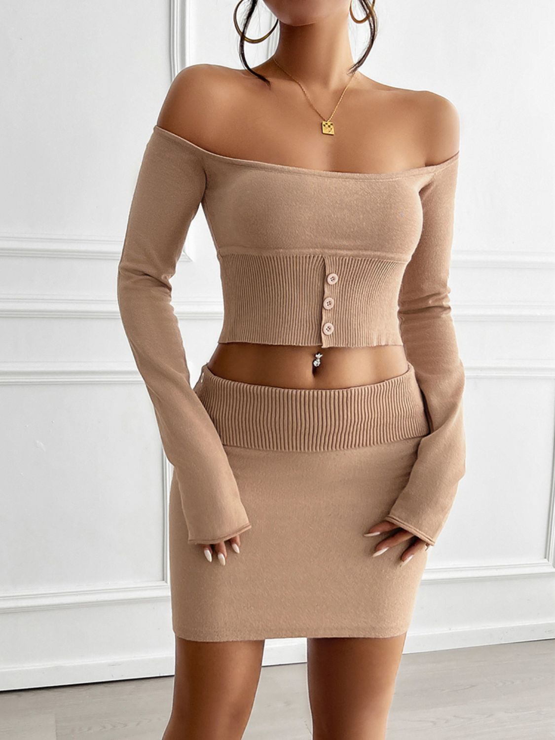 Karin - Devine dekorativ knapplös off-shoulder topp och kjolset