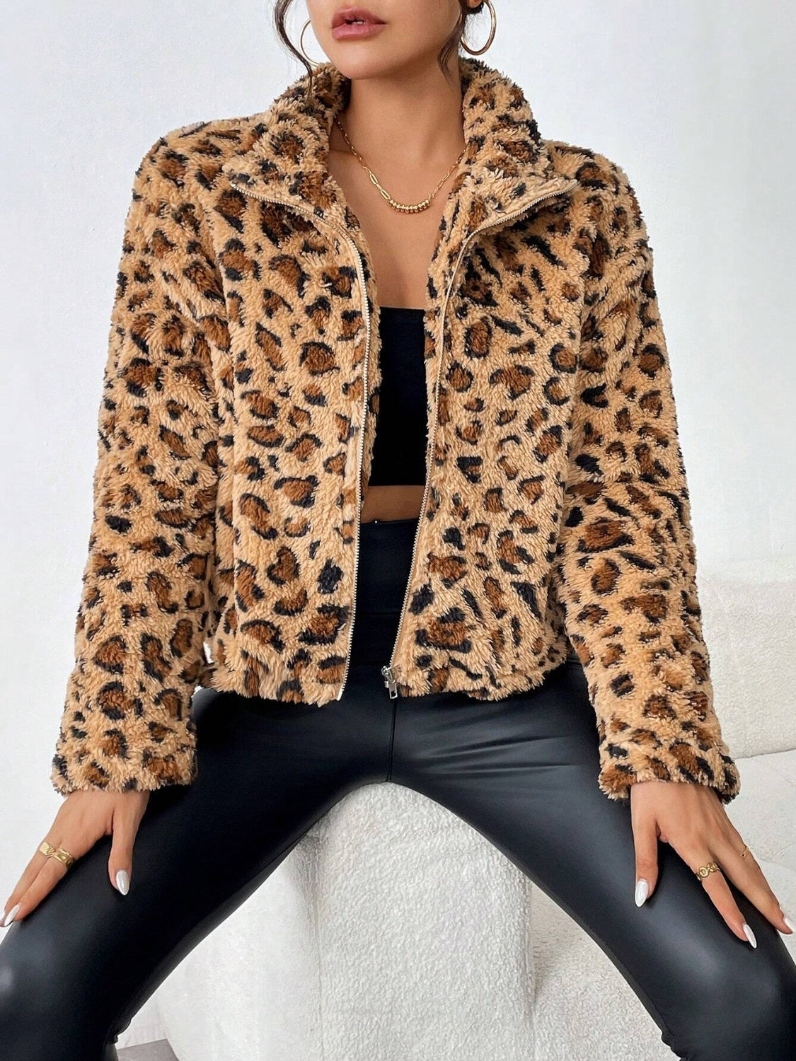 Eira – Fuzzy jacka med polokrage, leopardmönster och dragkedja
