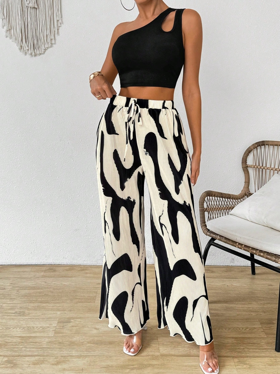 Ida - Cutout One Shoulder Top och mönstrade byxor set