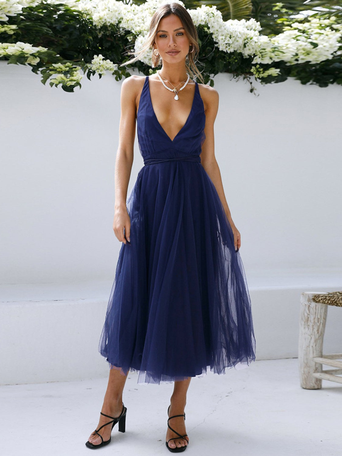 Alexandra - Backless Crisscross Sleeveless Midi Dress med stilren design