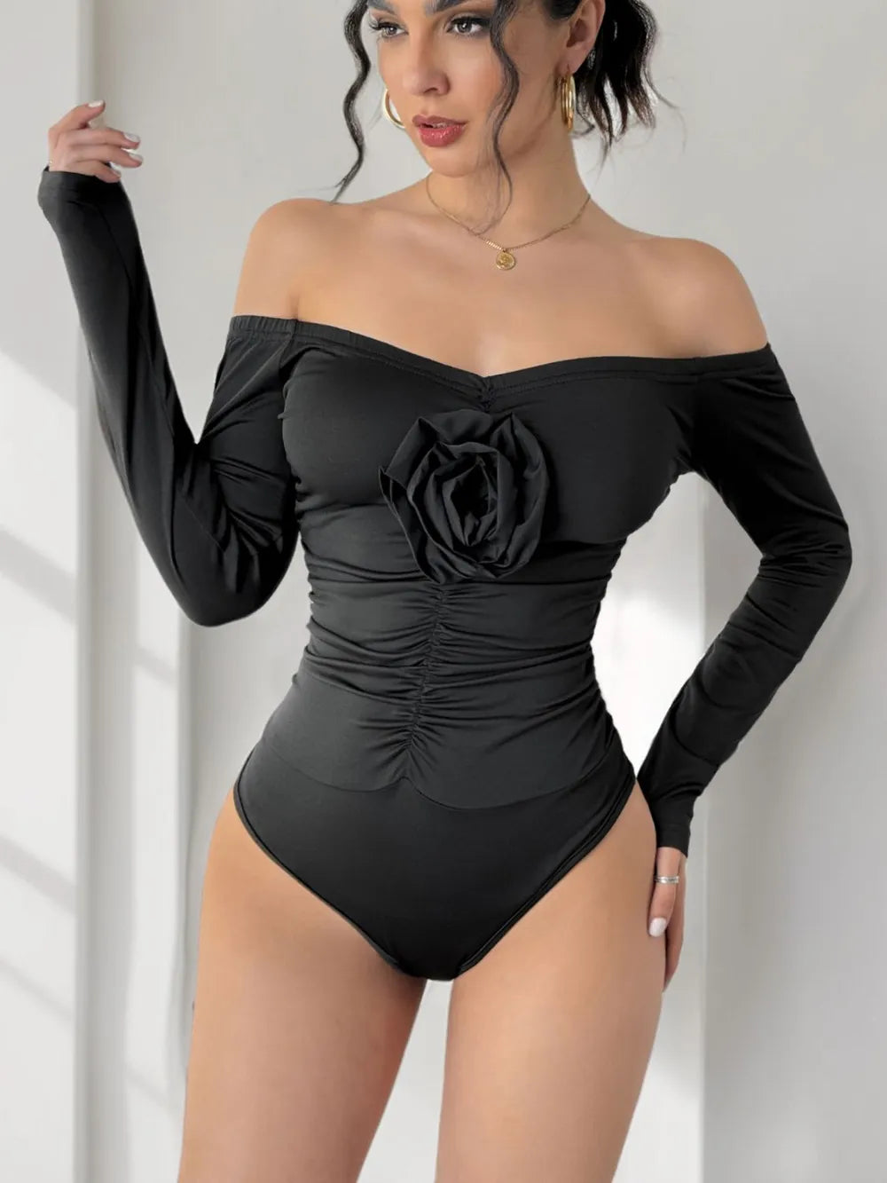 Ulla - Perfee Ruched Flower Off-Shoulder Bodysuit med Långa Ärmar