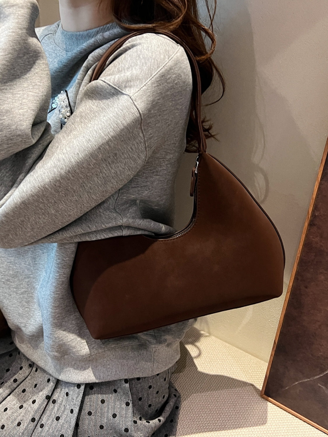 Saga - Suede Shoulder Bag med dragkedja och stil