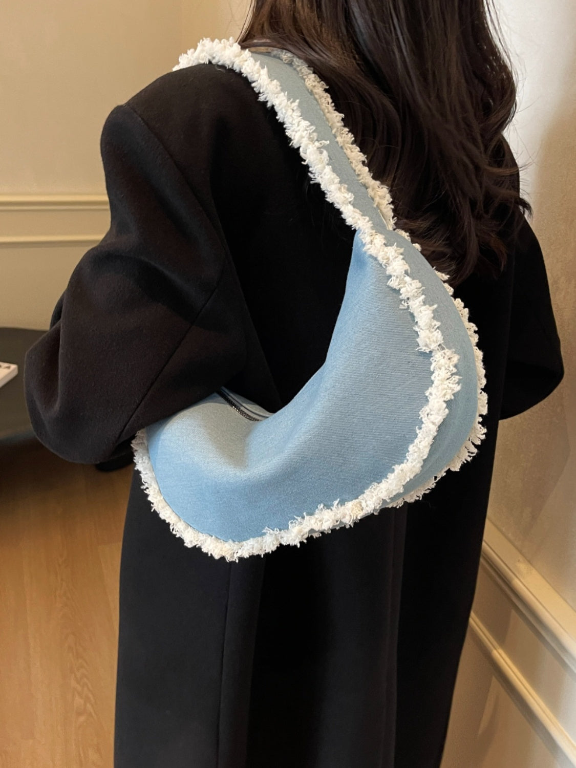 Ingrid - Raw Hem Denim Shoulder Bag med stilren design