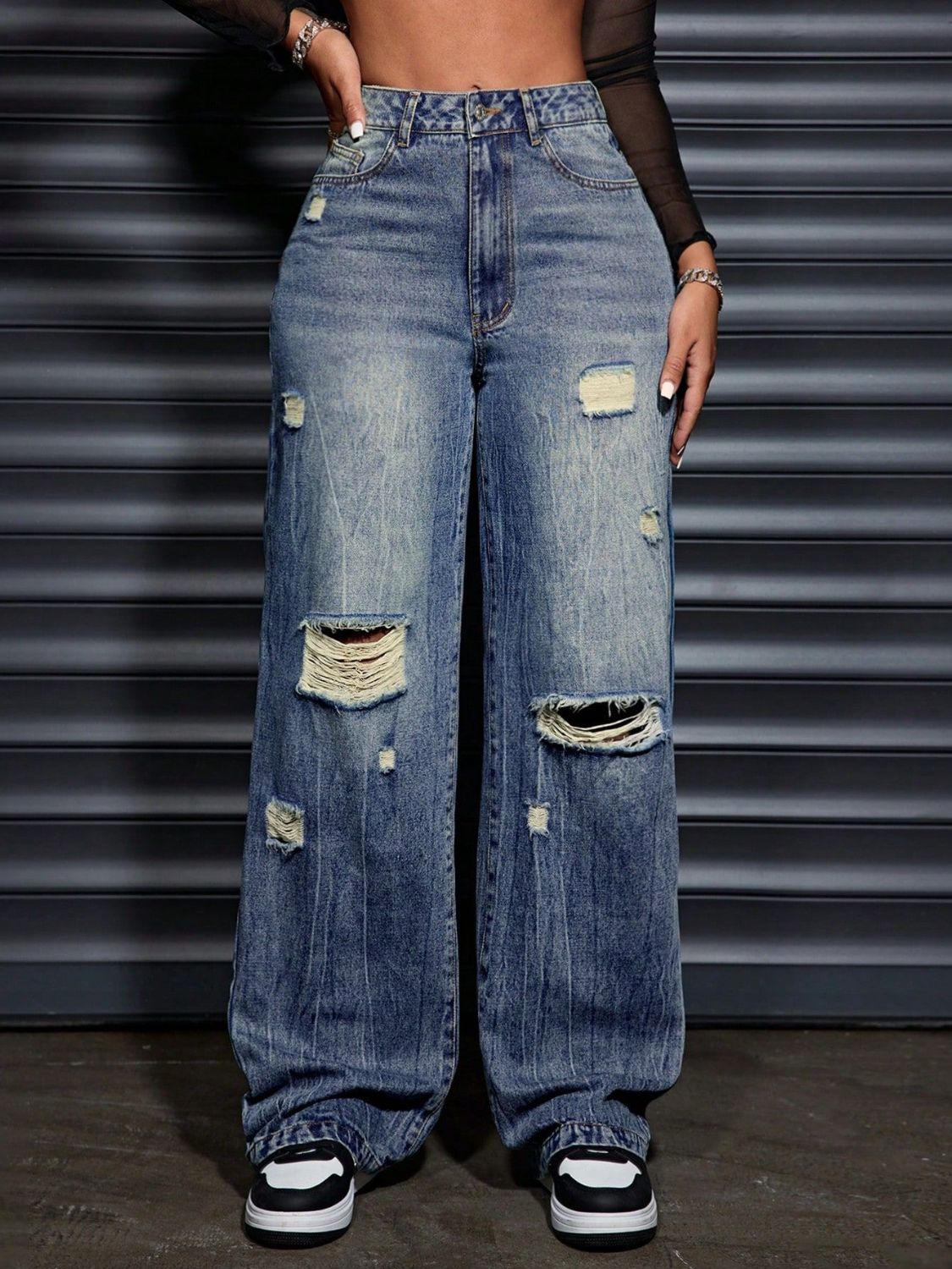 Lova - Distressade wide leg jeans med fickor och stil