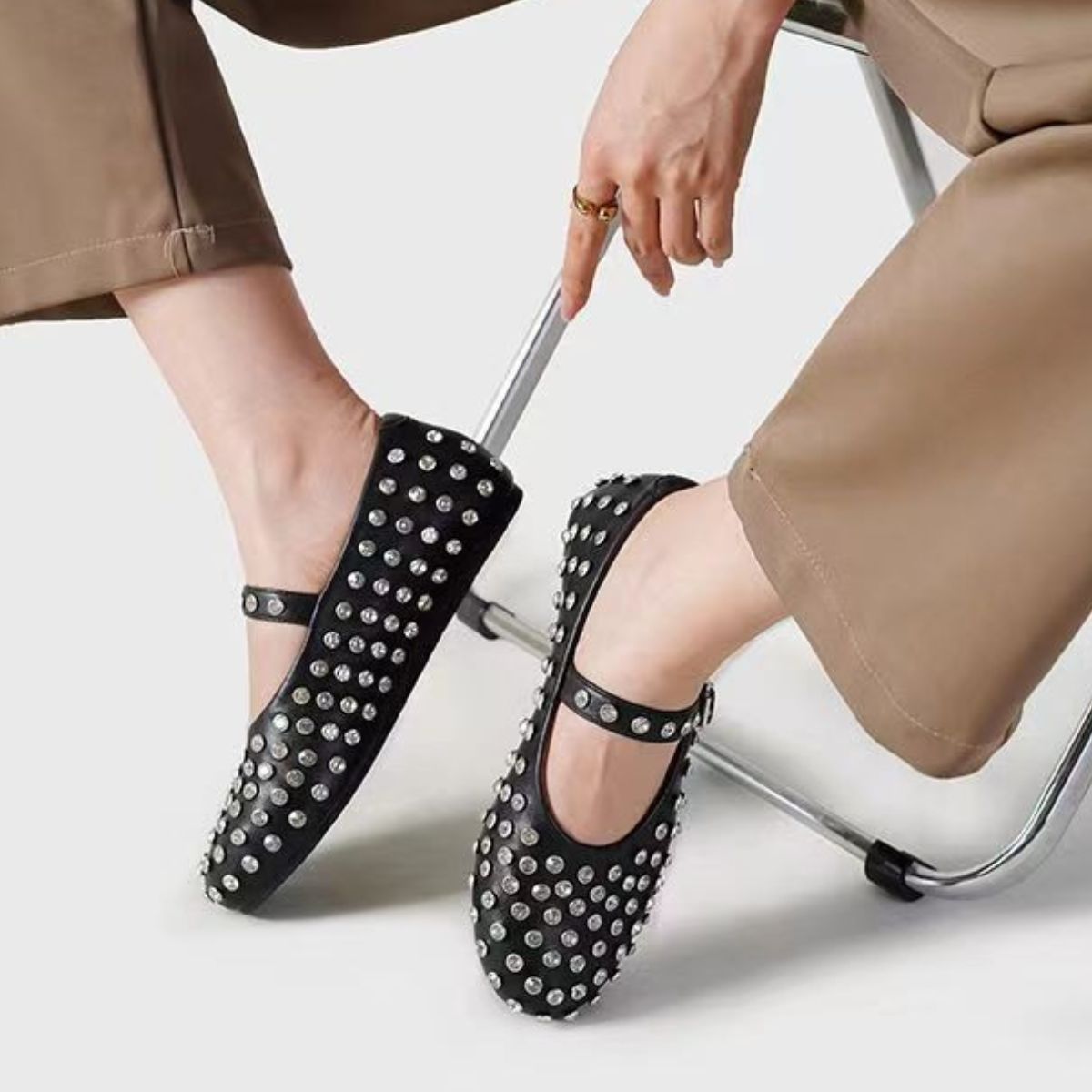 Lykke - PU Leather Studded Flat Loafers med stilren design