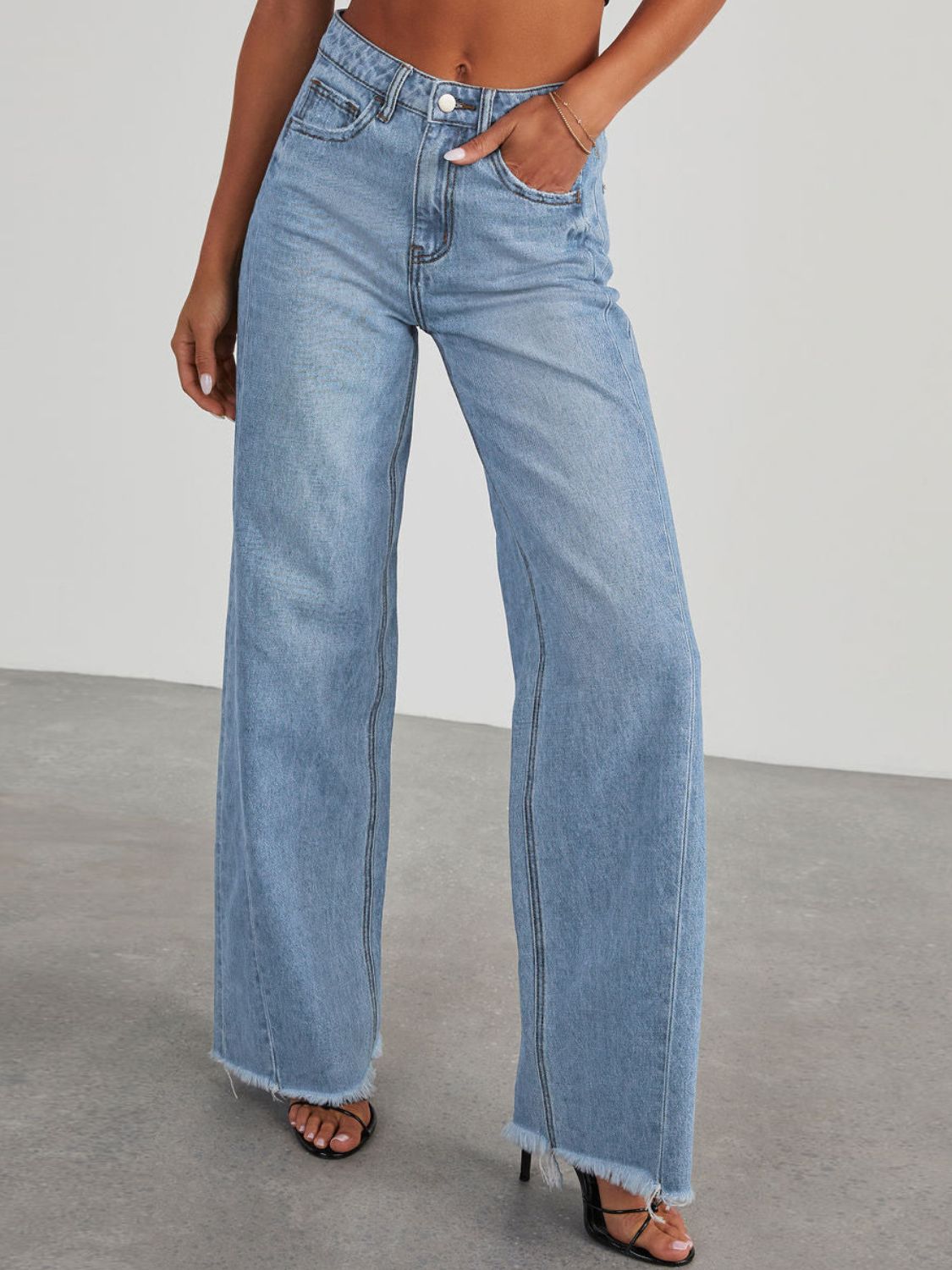 Amanda - Raw Hem Wide Leg Jeans med fickor för stiliga looks