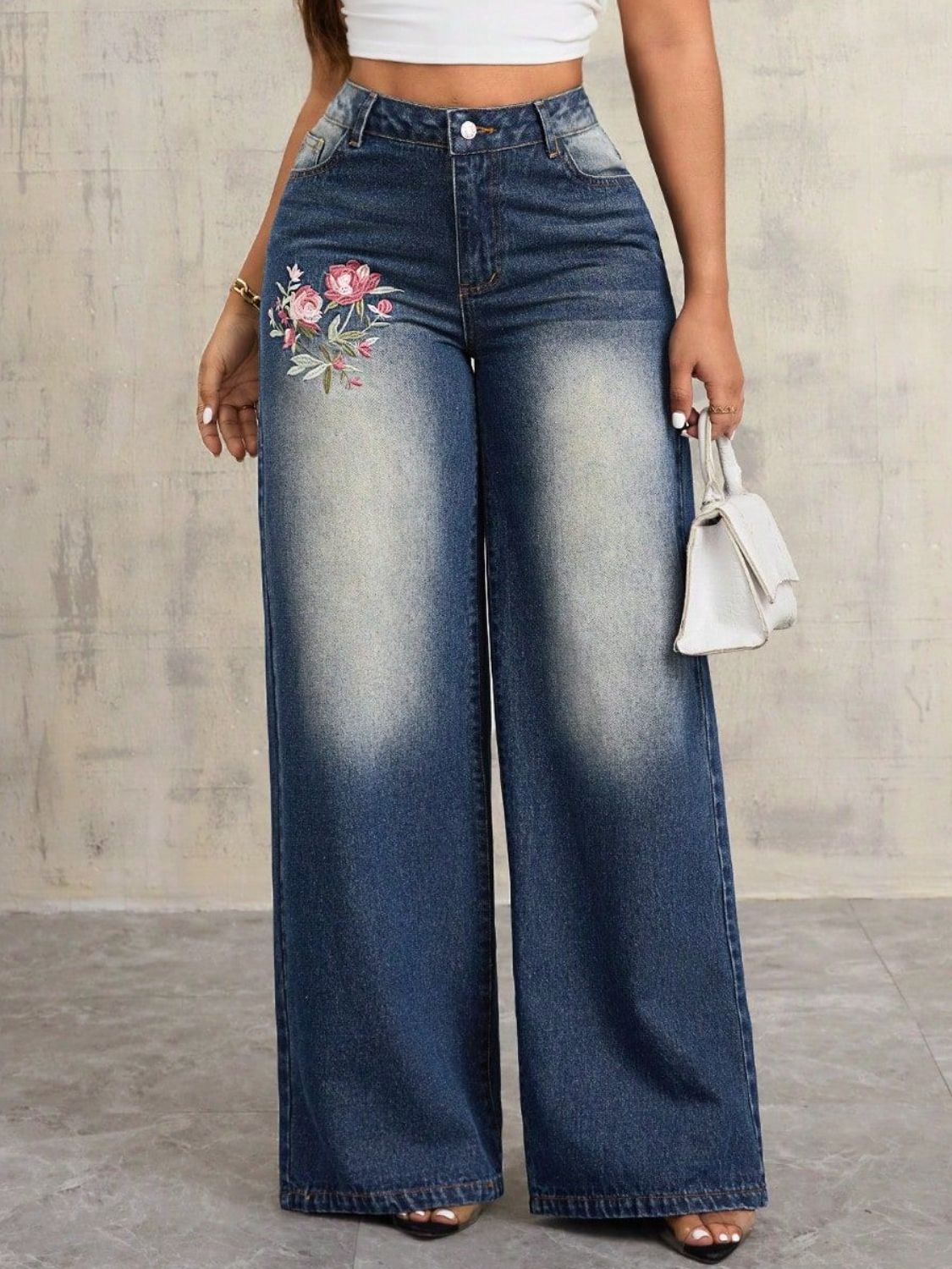Ronja - Broderade vida jeans med fickor och knäppning