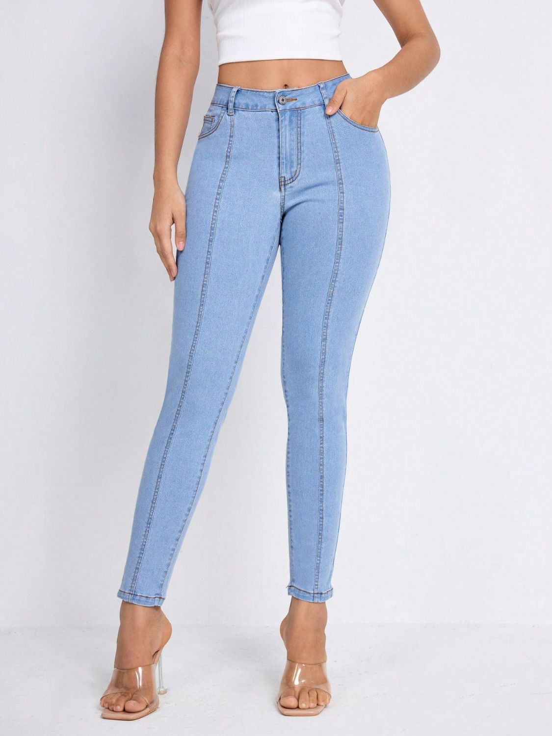 Joline - Slimmade jeans med fickor och stretchiga detaljer