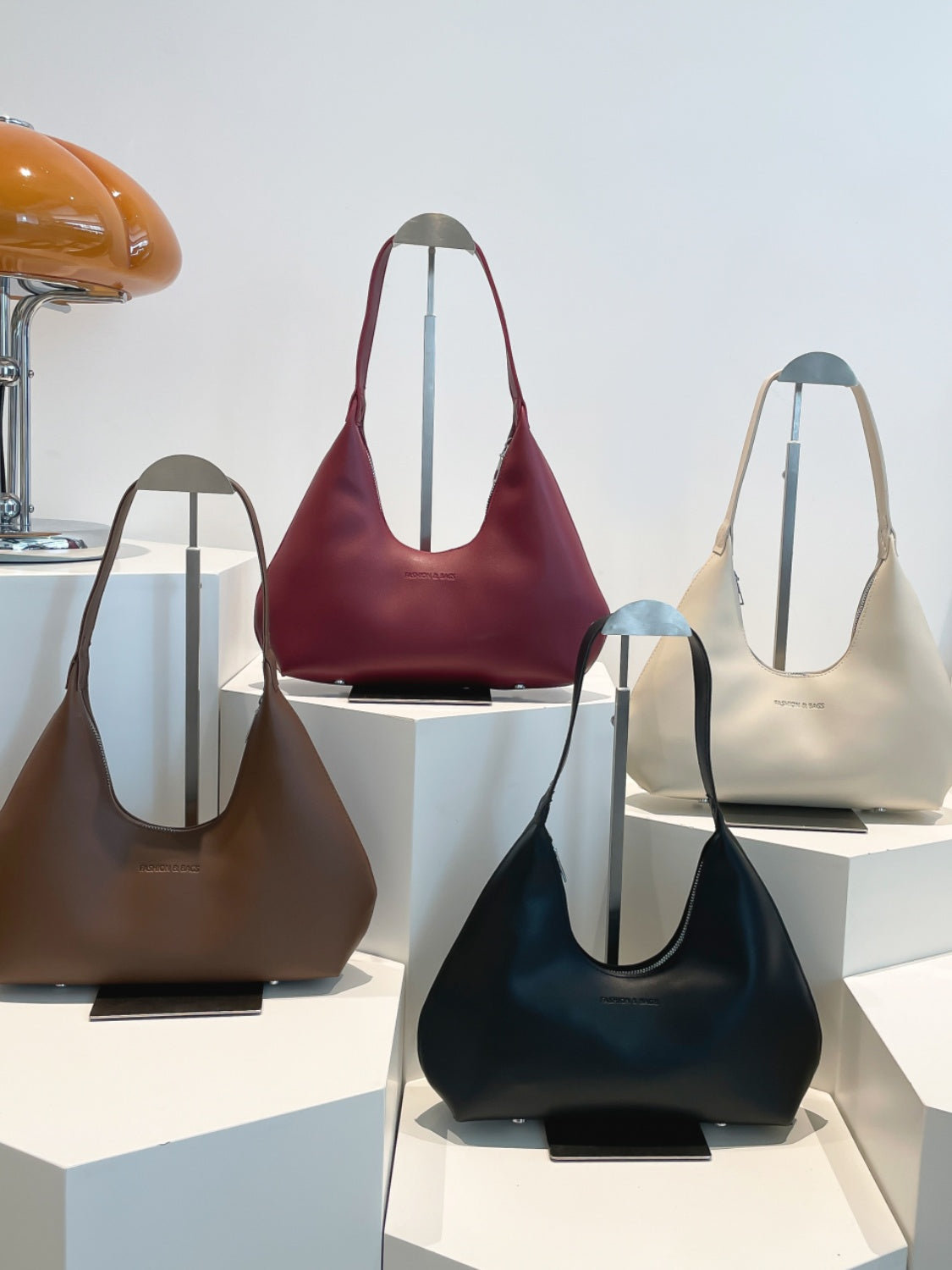 Matilda - Moon Shape Shoulder Bag i stilren design