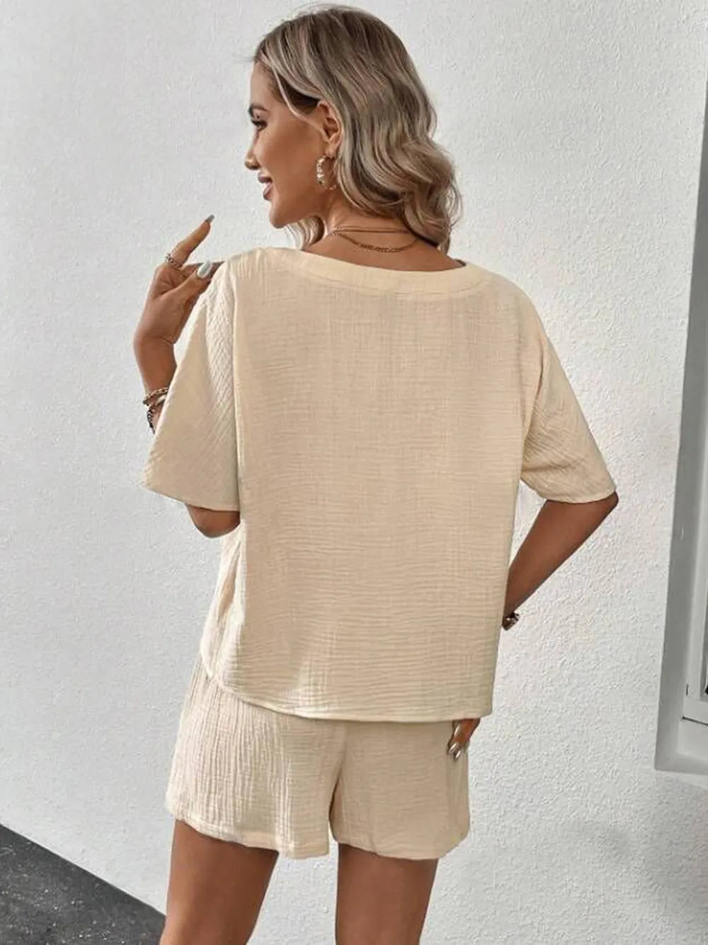 Nora - V-ringad topp med halvlånga ärmar och shorts-set